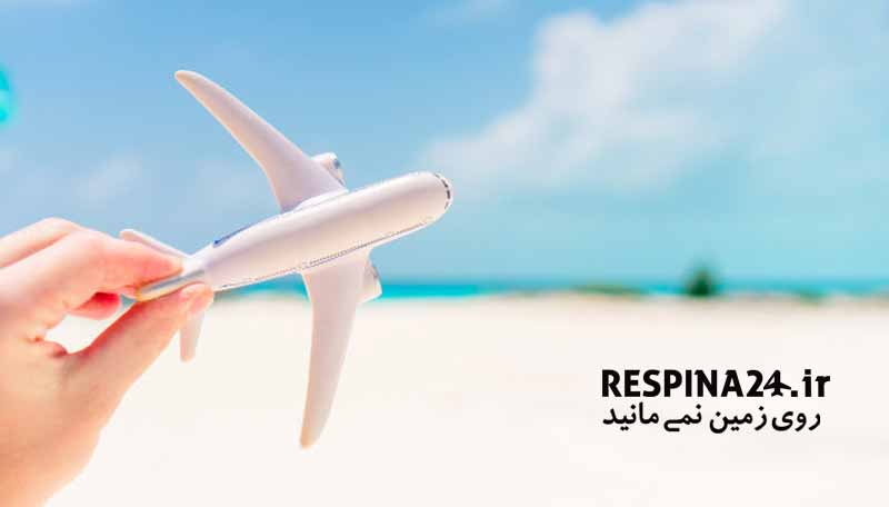 بنر تبلیغاتی رزرو بلیط هواپیما رشت عسلویه از وبسایت رسپینا شامل یک فرد که ماکت هواپیما در دست دارد